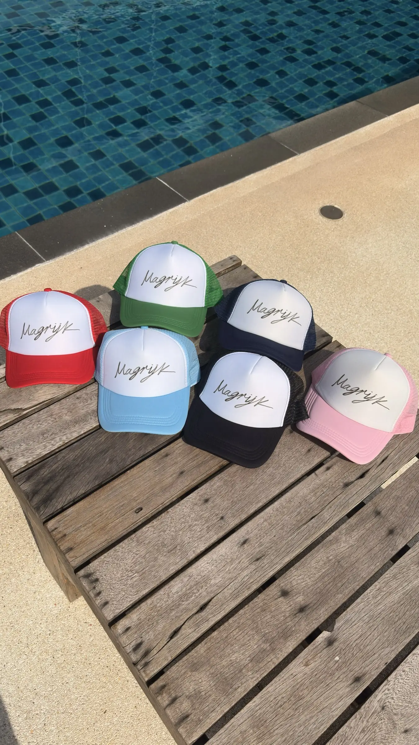MAGRIJK caps poolside